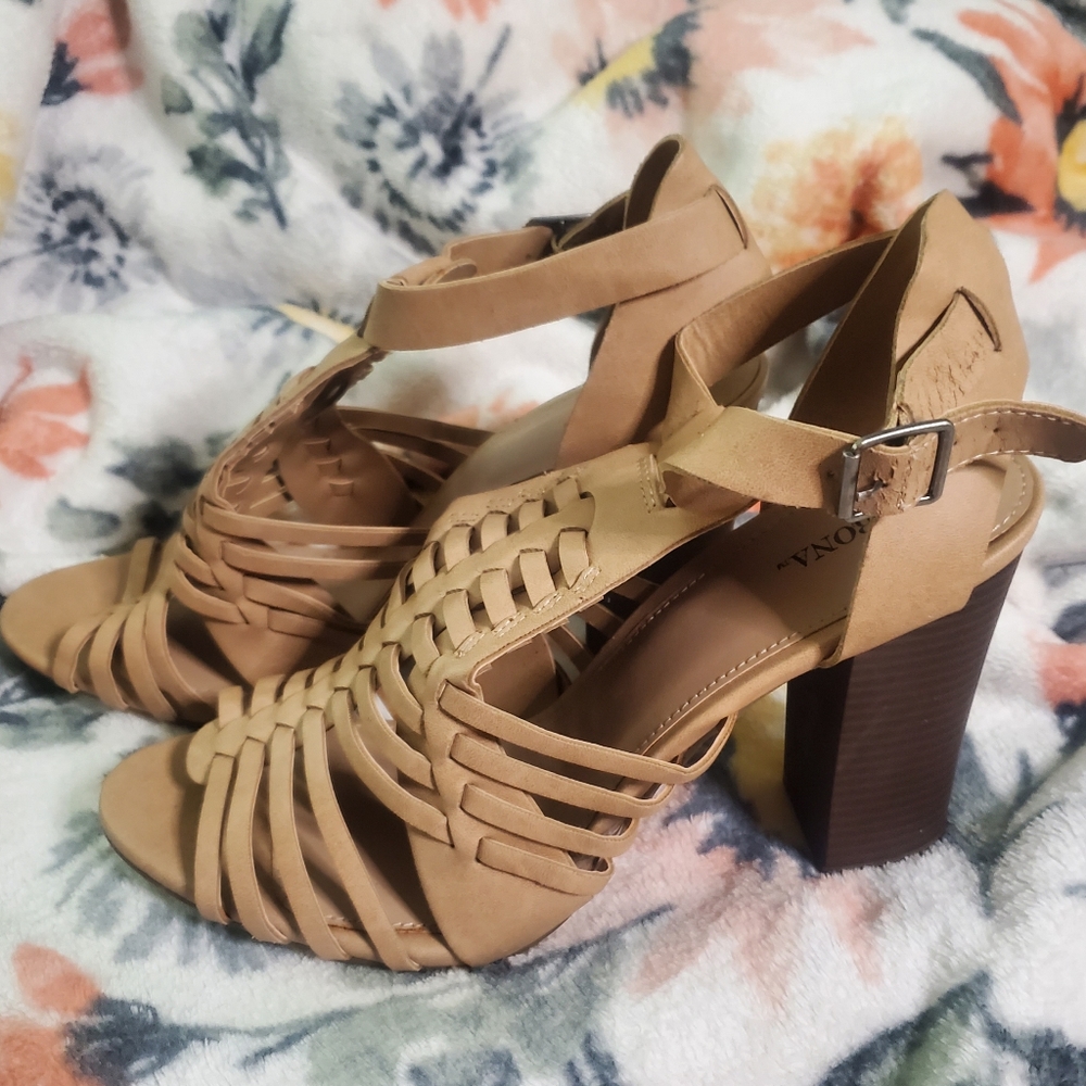 New size 11 women's strappy sandal